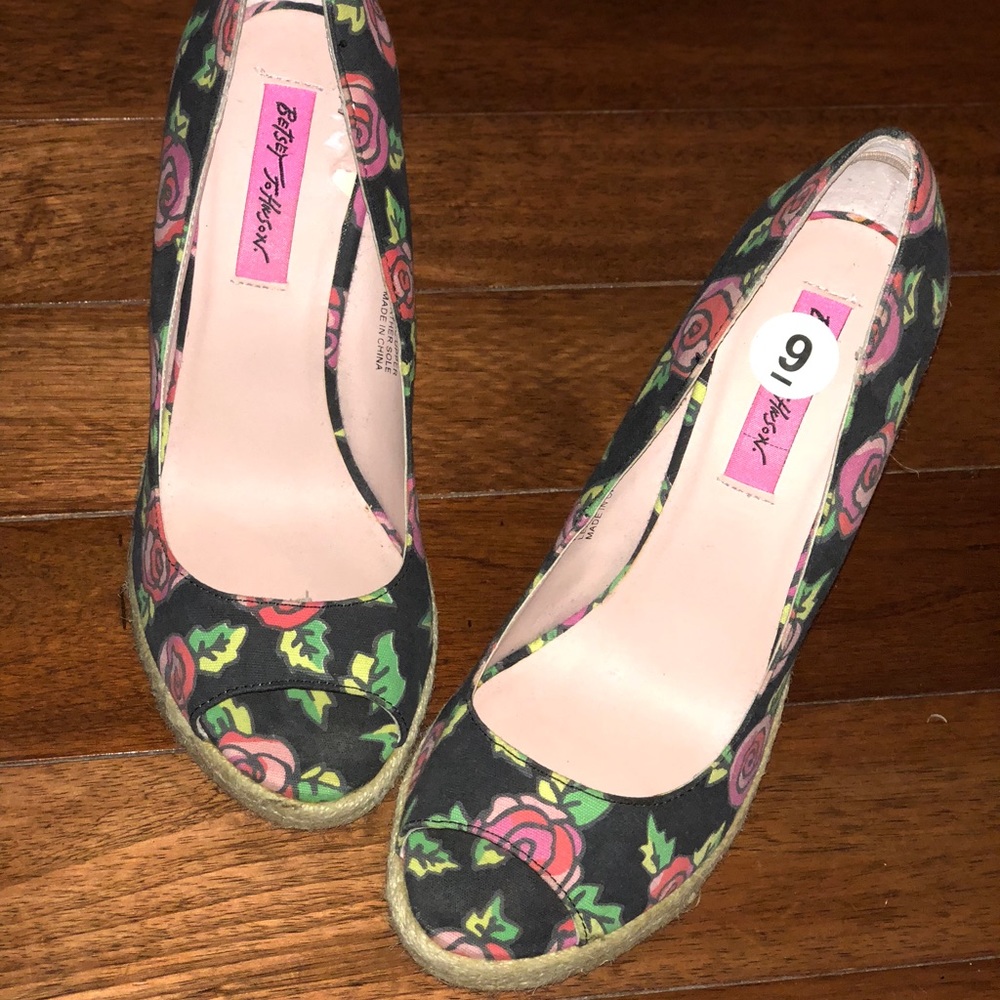 Betsey Johnson Flower platform Espadrilles